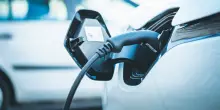 Auto elettriche, le difformità della transizione globale. Stessa meta, velocità diverse