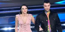 “Anche Fedez stasera non viene, ma che ca**o!”: Francesca Michielin ironica sull’assenza del rapper per motivi di salute – IL VIDEO
