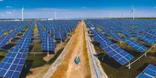 La Cina installa in un mese più fotovoltaico di quanto fa l’Europa in un anno. Cosa c’è dietro il record