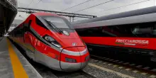 Odissea treni ad agosto a causa dei cantieri, ma prezzi dei biglietti invariati. M5s: “Osceno, subito indennizzi ai viaggiatori”