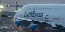 Paura in volo, quasi 200 passeggeri senza pilota per 10 minuti: il comandante va in bagno e il primo ufficiale sviene