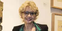 “Evito di guardarmi allo specchio, così spelacchiata mi faccio paura, dopo la chemio ho perso 4 chili”: Enrica Bonaccorti si racconta
