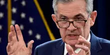 La Fed lascia invariati i tassi e Trump attacca Powell: “Uno stupido, io farei un lavoro migliore”