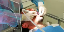 “Ho guadagnato 160.000 euro facendo operazioni con informazioni prese su internet”: finto dentista rischia il carcere
