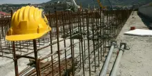Un operaio di 55 anni muore sul lavoro cadendo giù da un ponteggio alto 13 metri