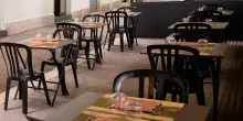 Mangiano e scappano senza pagare il conto, ma la chat di gruppo dei commercianti li tradisce: “Sono qui, veniteli a prendere”