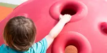Il rischio povertà cresce in Italia per i bimbi con meno di 6 anni e per over 60, il report Eurostat