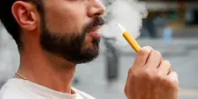 “Nelle sigarette elettroniche più metalli tossici che in 20 pacchetti tradizionali. Così i giovani rischiano il cervello e i polmoni”. Lo studio choc dell’Università della California