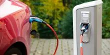 Bonus auto elettriche, nuovo incentivo da 11mila euro per chi rottama. Ecco i requisiti e la piattaforma per le domande
