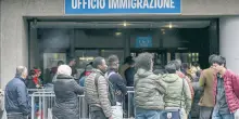 Migranti in coda per giorni per chiedere asilo, condannata la Questura di Torino: “Organizzazione discriminatoria”
