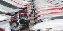 Mercato auto Italia, agosto ancora in calo: -2,7%. Crisi strutturale e attesa per gli incentivi EV