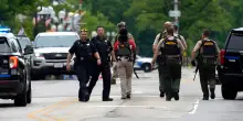 Spari da un’auto in corsa fuori da un locale a Chicago: 4 morti e 14 feriti