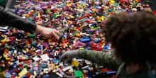 Il ladro dei Lego arrestato dalla polizia: sequestrate 1.700 scatole ancora intatte tra i 2.500 giocattoli ritrovati in casa. Il valore? Oltre 200mila euro