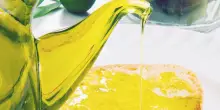 L’olio d’oliva fa ingrassare? “Stimola la formazione del grasso”: il nuovo studio e l’analisi dell’esperto