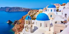 Tre isole greche vogliono combattere l’overtourism introducendo una tassa per i visitatori giornalieri. “I servizi non reggono”