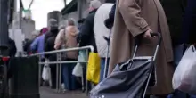 L’Italia che non arriva a fine mese: quasi il 10% dei residenti resta in povertà assoluta. Record di indigenza tra i minori e gli operai