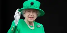 La regina Elisabetta avrebbe votato contro la Brexit perché “è meglio rimanere attaccati al diavolo che si conosce”: i dettagli nel libro Power and the Palace