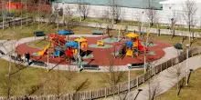 A Milano parchi roventi: registrati fino a 76,5° sui giochi per bambini. Legambiente: “Mancano ombra e spazi verdi”