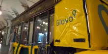 Marcia indietro di Glovo, stop al “bonus caldo” da 5 cent per lavorare a 35 gradi