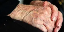 Anziana strangolata dal figlio 15enne di una sua amica. La madre chiama il 112: “È stato lui”