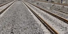Attraversa i binari con le cuffiette alle orecchie: muore 14enne travolta da un treno