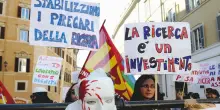 Ricercatori in piazza contro i nuovi contratti voluti dal governo: “Colpo di mano, rallentano la stabilizzazione dei precari”