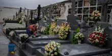 “Stava portando i fiori ai suoi cari quando il terreno si è aperto sotto i piedi”: 63enne sprofonda in una tomba vuota mentre cammina nel cimitero e resta intrappolata nel loculo