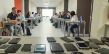 Smartphone vietati a scuola, alla politica non interessa interpretare la complessità ma abolirla