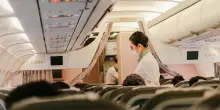 “Urlava ‘l’aereo sta per schiantarsi’. Era estremamente imprevedibile”: passeggero ubriaco fuori controllo semina il panico durante il volo