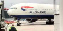 “Ballava nudo nel bagno della business class dell’aereo”: assistente di volo della British Airways scompare a bordo, poi la scoperta choc