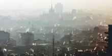 Così lo smog provoca il cancro ai polmoni nei non fumatori, lo studio su Nature dei danni al Dna