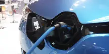“Attenzione, sulle auto elettriche si soffre di più il mal d’auto, ecco perché”: le cause e le spiegazioni scientifiche