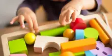 “Al nido di mio figlio quest’estate nemmeno le tende per proteggere dal sole. Solo giochi d’acqua contro il caldo”