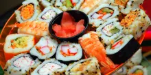“Cibo scaduto, topo tra le sedie, uscite di emergenza bloccate e dormitorio abusivo per 45 dipendenti”: sequestrato il ristorante di sushi