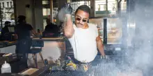 “Perdite per 5,4 milioni e ristoranti chiusi, tutta colpa della bistecca da 1500 euro e delle recensioni negative”: l’impero di Salt Bae è in crisi