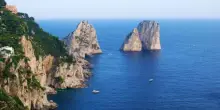 “Basta disturbare i turisti con ‘buttadentro’, volantini e pubblicità”: la nuova ordinanza del sindaco di Capri contro la petulanza
