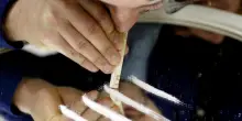 Il figlio sniffa cocaina e la madre lo prende a schiaffi, pugni e bastonate: 54enne in ospedale