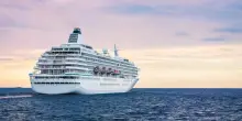 “Epidemia di vomito e diarrea a bordo, il viaggio è diventato un incubo”: caos sulla Oceania Insignia, scattano i protocolli di sanificazione