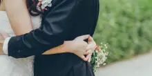 “Sono stata offesa e al matrimonio non vado, ma tengo hotel e volo per fare una vacanza con il mio fidanzato”: la damigella d’onore infiamma il dibattito su Reddit