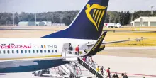 Aereo Ryanair si schianta sulla pista, distruggendo un’ala pochi istanti dopo l’atterraggio in aeroporto. Passeggeri terrorizzati per il rischio incendio