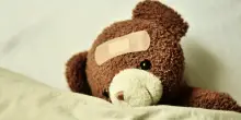 “Mia moglie prima di morire ha regalato un peluche ai nostri figli, l’abbiamo perso e vi chiediamo aiuto per ritrovarlo”: l’appello del padre sui social, poi la sorpresa