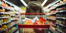 Cresce ancora il costo del carrello della spesa: +3,2% a luglio. Accelerano alimentari (+3,7%) e trasporti (+3,3%)