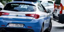 Violenza domestica a Rimini: aggredisce la moglie davanti a figlio e turisti, arrestato 35enne