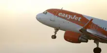 Fumo in cabina dopo il decollo, scatta l’allarme sul volo EasyJet per Fuerteventura: atterraggio d’emergenza a Malpensa, panico a bordo