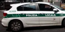 Bimbo di 8 anni urta in bici un camion parcheggiato a ridosso della ciclabile. Multato per quasi 40 euro