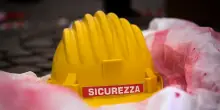 Schiacciati da un macchinario al lavoro: morto un operaio, gravemente ferito il collega