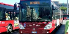 Roma, aggressione razzista su un bus di linea in centro: eseguite 4 misure cautelari