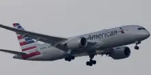 Riceve un “rip” sul cellulare, panico in aereo: volo American Airlines costretto a tornare indietro dopo 30 minuti dal decollo