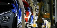 A marzo 26esimo calo consecutivo della produzione industriale: -1,8% anno su anno. Crollano abbigliamento e auto