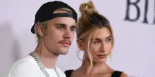 I “10 comandamenti” di Justin Bieber e Hailey Baldwin: la coppia festeggia il settimo anno di matrimonio svelando le “regole” di famiglia